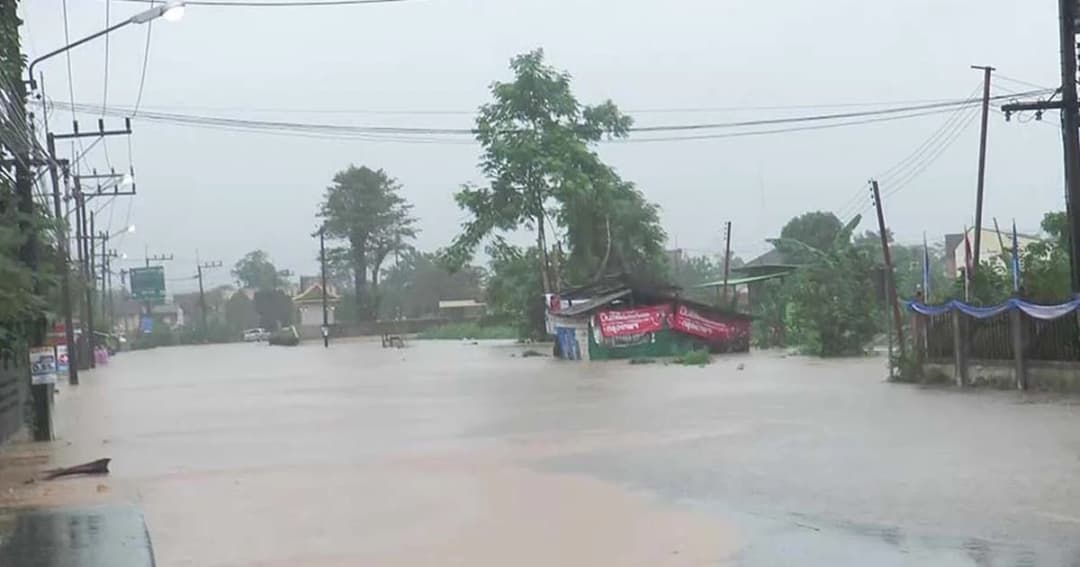 ฝนตก น้ำทะเลหนุน ทำเมืองระนองเจิ่งนองด้วยน้ำ