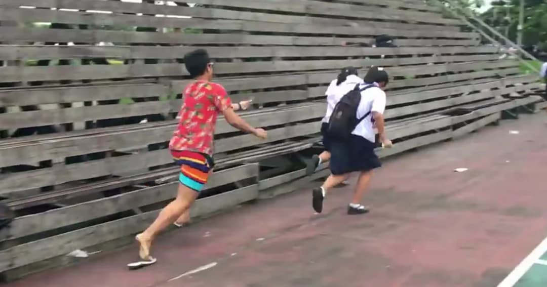 ตำรวจเอาผิด หนุ่มอัดคลิปโยนประทัดแกล้งคน ชาวเน็ตวิจารณ์ยับพฤติกรรมแย่