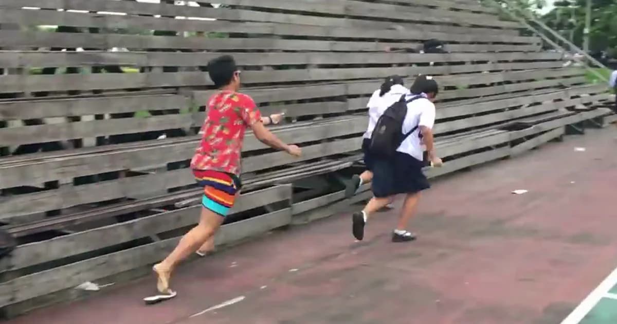 ตำรวจเอาผิด หนุ่มอัดคลิปโยนประทัดแกล้งคน ชาวเน็ตวิจารณ์ยับพฤติกรรมแย่