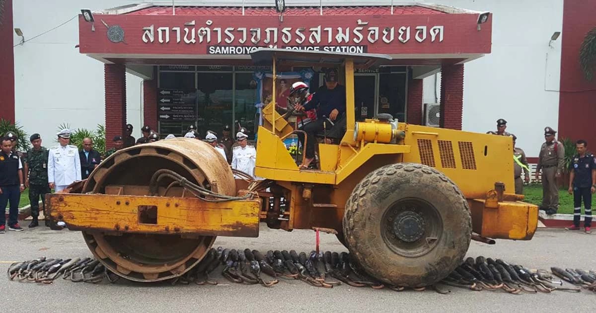 บดขยี้ให้เละ! ทำลายของกลาง “ท่อไอเสีย” แว้นแต่งซิ่ง