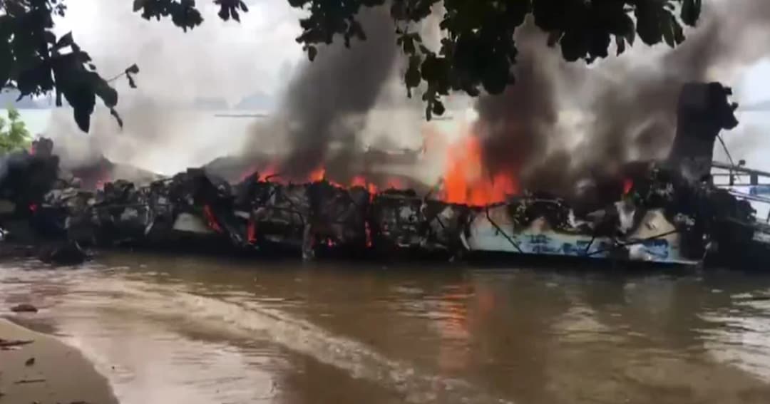 ระทึก! พังงา ‘สปีดโบ๊ท’ ระเบิดไฟไหม้ทั้งลำ เด็กเรือเจ็บ 1 ราย