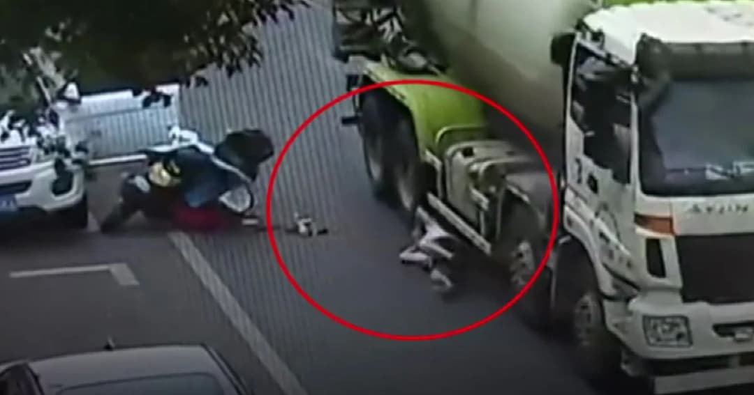 หญิงจีนหวิดถูกรถโม่ปูนบดหัว เคราะห์ดี “หมวกกันน็อก” ช่วยชีวิต