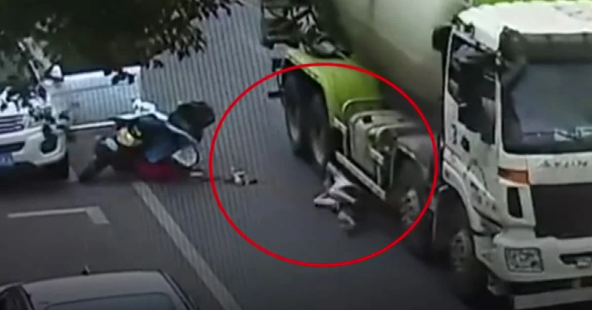 หญิงจีนหวิดถูกรถโม่ปูนบดหัว เคราะห์ดี “หมวกกันน็อก” ช่วยชีวิต