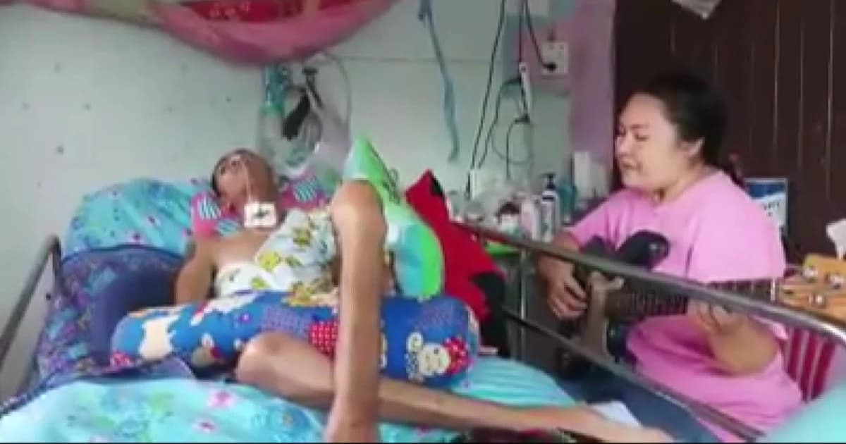 แม่ยังหวัง! นั่งดีดกีตาร์ข้าง “ลูกชายนิทรา” รอฟื้นปาฏิหาริย์