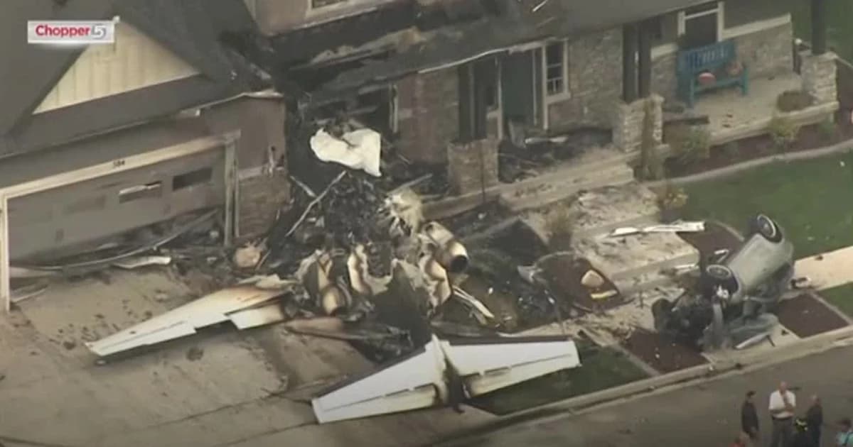 ทะเลาะกับเมีย! ฉุนขาด ขับเครื่องบินชนบ้านตัวเองตาย