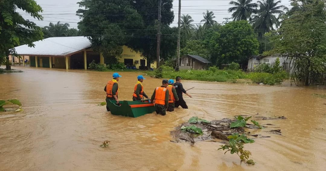 ปภ. รายงาน 10 จังหวัด ยังเจอน้ำท่วม เร่งแจกจ่ายถุงยังชีพผู้ประสบภัย