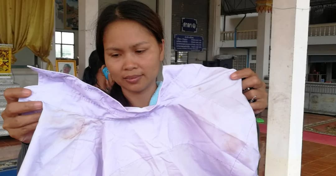 เศร้า ! แม่ “น้องโก้” ถูกเพื่อนต่อยเสียชีวิต เฝ้าศพลูกทั้งคืน เก็บเสื้อเปื้อนเลือดลูกไว้อย่างดี