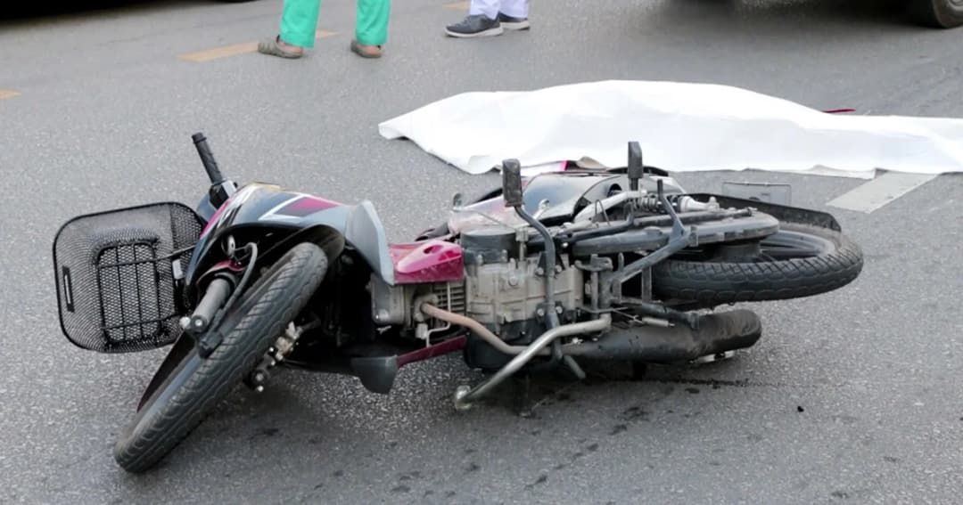 กระบะเฉี่ยวสาวมอไซค์ จนล้มถูกล้อเหยียบหัวดับ