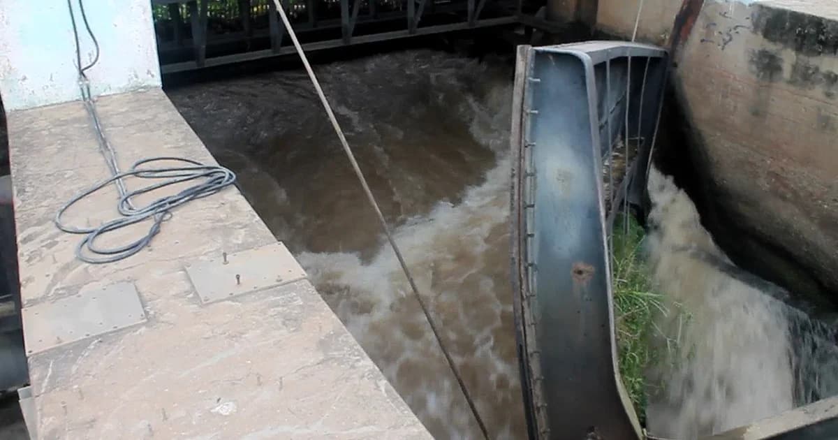 อ่างทองระทึก! ประตูระบายน้ำยางมณีชำรุด น้ำทะลัก จนท.เร่งซ่อมแซม