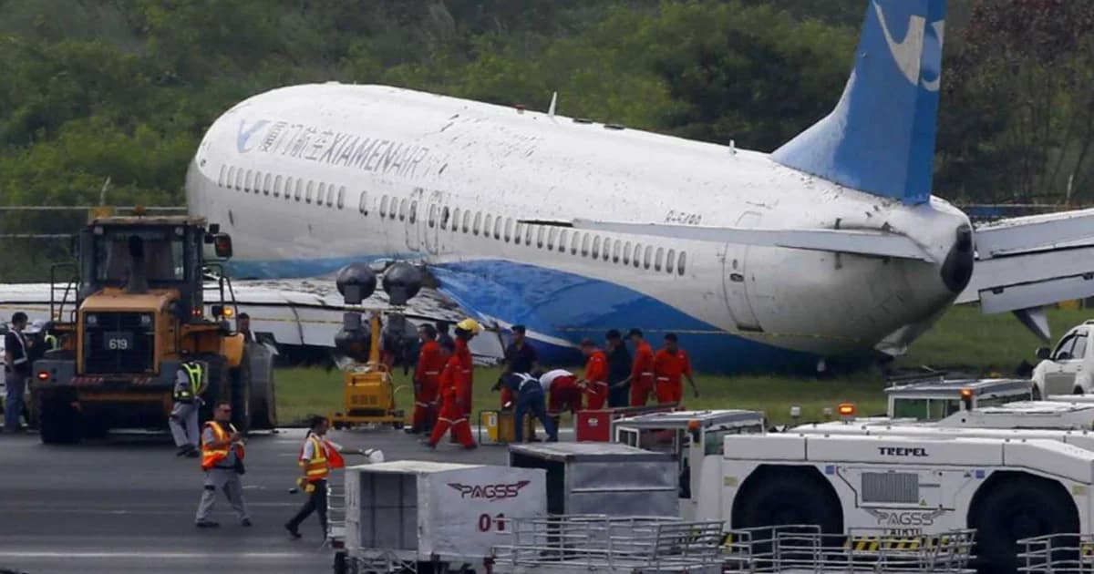 เครื่องบินจีนไถลหลุดรันเวย์ ผู้โดยสารและลูกเรือ 165 คน รอดชีวิต