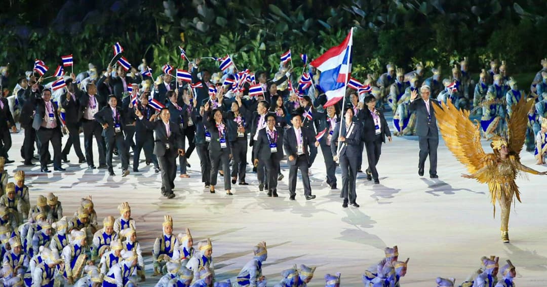 “ปลื้มจิตร” ถือธงไตรรงค์นำทัพไทยเข้าสู่สนาม ในพิธีเปิดกีฬาเอเชียนเกมส์