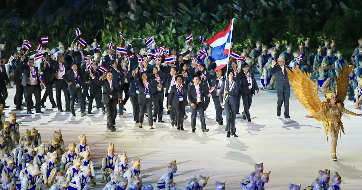 “ปลื้มจิตร” ถือธงไตรรงค์นำทัพไทยเข้าสู่สนาม ในพิธีเปิดกีฬาเอเชียนเกมส์