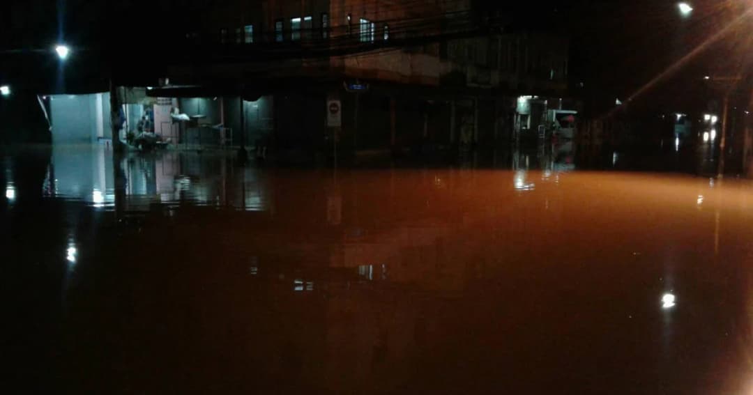 น่านอ่วม ! พนังกั้นแม่น้ำน่านแตก ทะลักท่วมเมือง ด้านผู้ว่าฯ สั่งระดมสูบน้ำเต็มที่