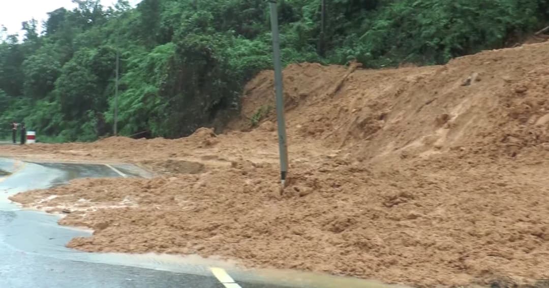ฝนตกต่อเนื่อง ! ดินภูเขา จ.ระนอง ไหลปิดถนนสายหลักครั้งที่ 3
