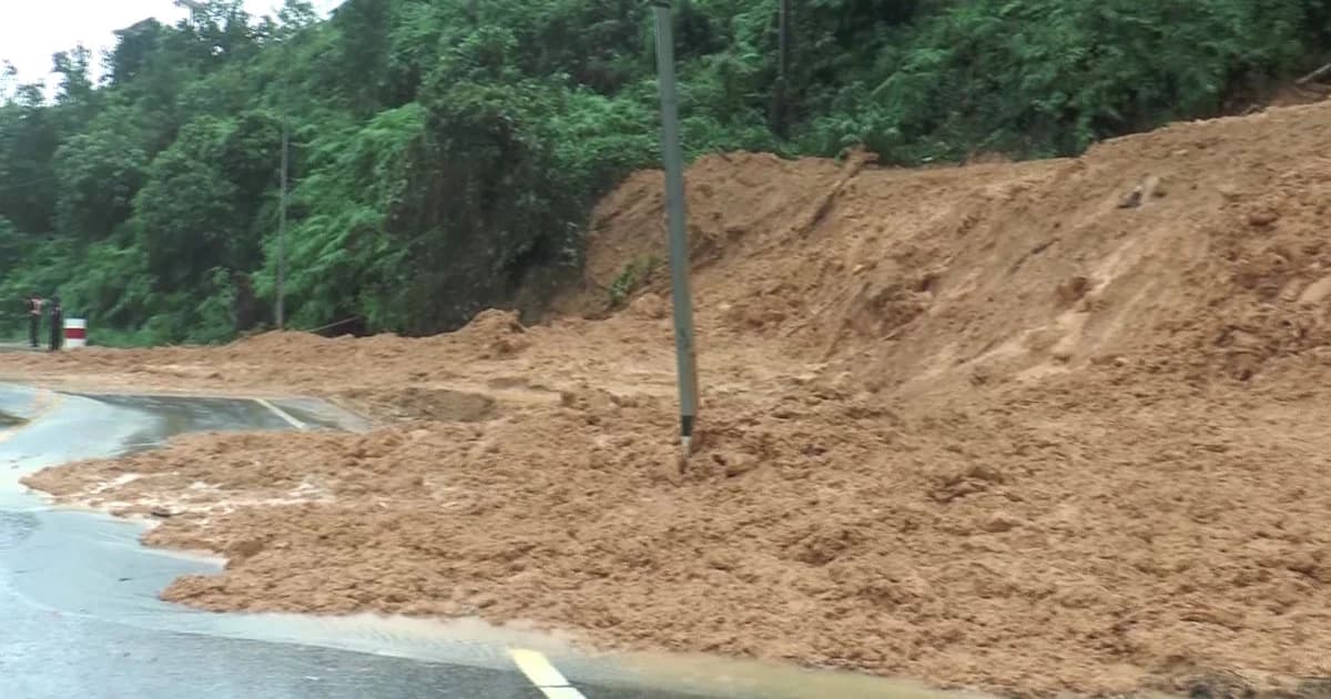 ฝนตกต่อเนื่อง ! ดินภูเขา จ.ระนอง ไหลปิดถนนสายหลักครั้งที่ 3
