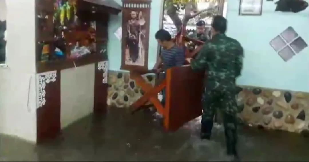 จุดเทียนทั้งคืน ! หลัง “แม่น้ำแควน้อย” เอ่อล้นเข้าท่วมบ้านเรือนริมน้ำ