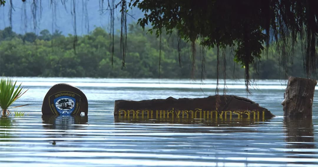 เพิ่มการระบายน้ำ ! น้ำล้นสปิลเวย์เขื่อนแก่งกระจาน เข้าท่วมรีสอร์ต