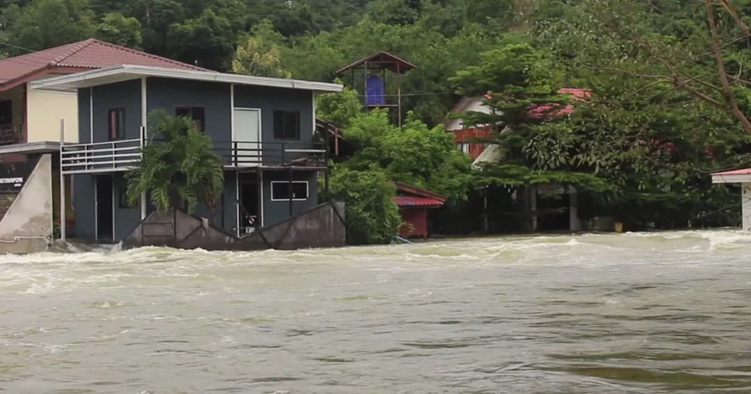 ศูนย์เฉพาะกิจฯเฝ้าระวังพิเศษการระบายน้ำ 8 เขื่อน-คาดน้ำล้นตลิ่งเมืองเพชรบุรีวันนี้