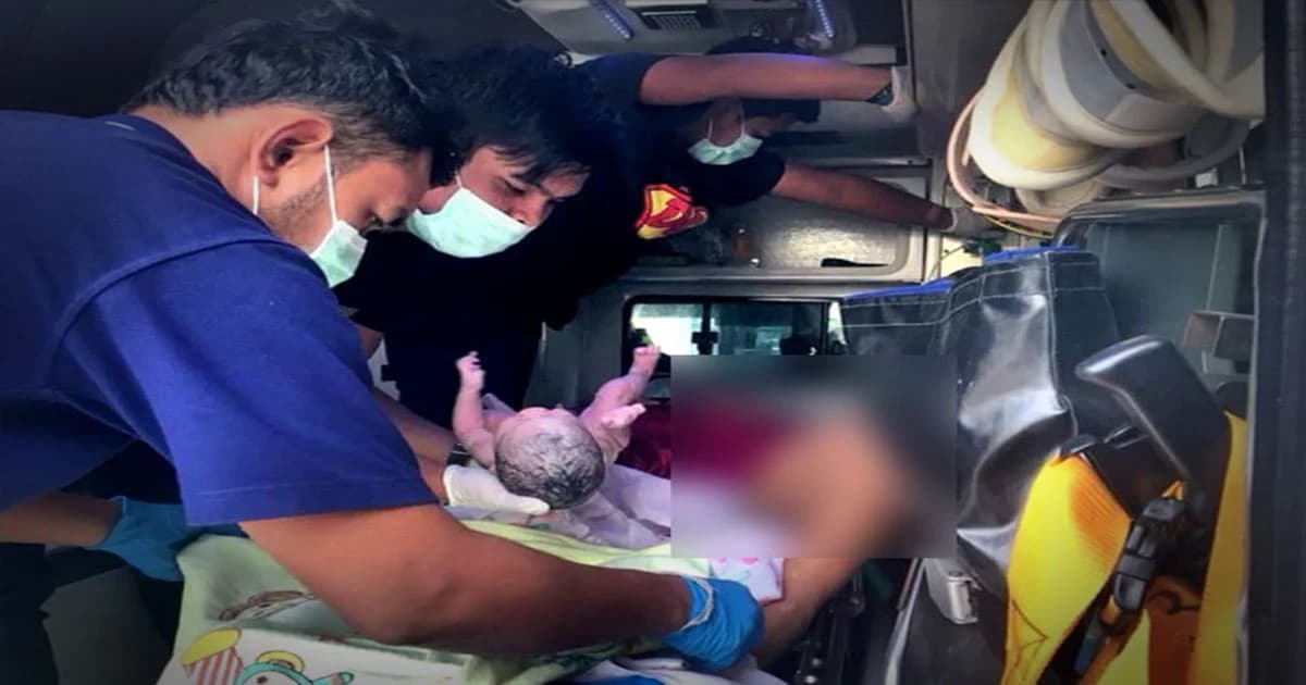 กู้ภัยรุดช่วย สาววัย 34 ขับรถไปส่งลูก รร. เกิดปวดท้องคลอดทารกระหว่างทาง