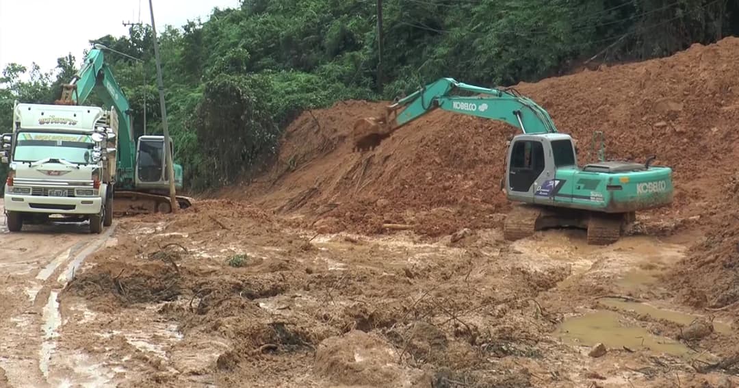 เร่งเคลียร์เส้นทาง หลังดินสไลด์ปิด ถ.เพชรเกษม จ.ระนอง หวั่นน้ำเซาะถนนขาด