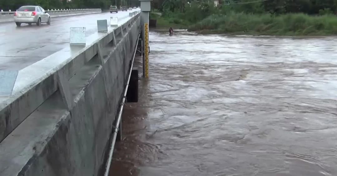 กรมชลฯ เตือนรับมือน้ำยมล้นตลิ่ง เฝ้าระวังป้องกันน้ำท่วมตัวเมืองสุโขทัย