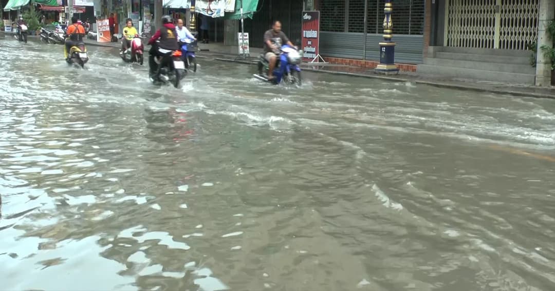 น้ำเอ่อล้นเข้าท่วมถนนในเขตเทศบาลเมืองเพชรบุรี