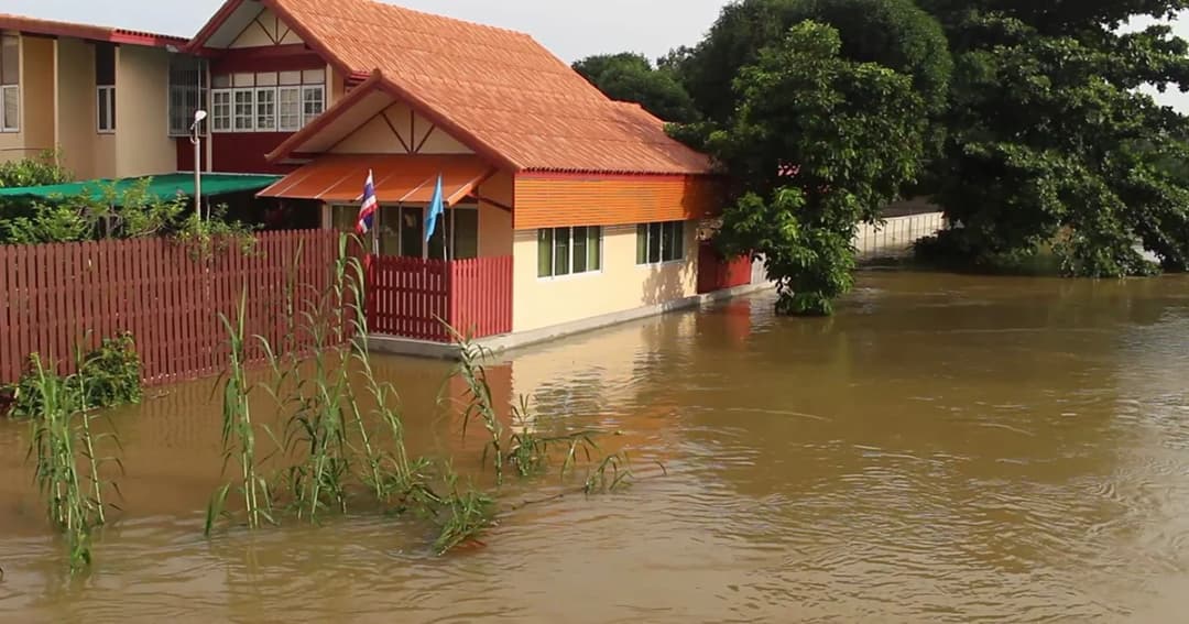 ‘เมืองเพชร’ พร้อมรับน้ำแก่งกระจาน ระดมเครื่องสูบ-เร่งเสริมคันกั้นน้ำ