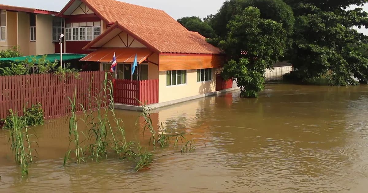 ‘เมืองเพชร’ พร้อมรับน้ำแก่งกระจาน ระดมเครื่องสูบ-เร่งเสริมคันกั้นน้ำ