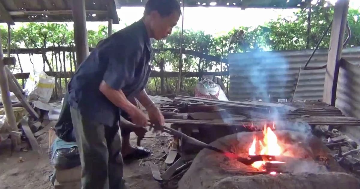 รู้จัก “ช่างตีมีด” รุ่นสุดท้าย ใน อ.สามโก้ จ.อ่างทอง