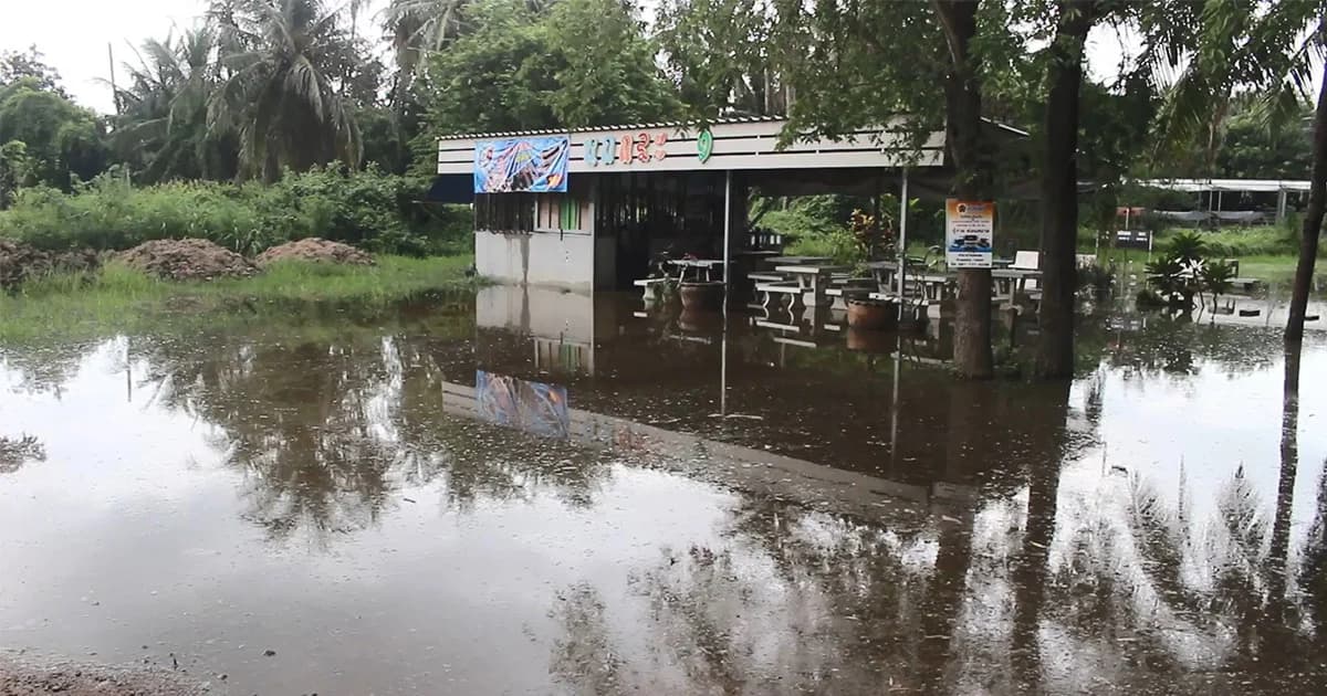 มวลน้ำจากเขื่อนเเก่งกระจาน เข้าท่วมบ้านแหลม ฝนตกซ้ำ สถานการณ์ย่ำเเย่