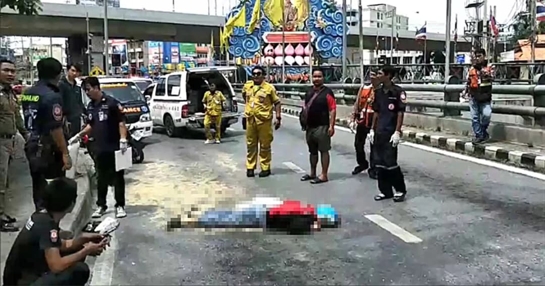 หนุ่มใหญ่ขี่ จยย.เกี่ยวรถบรรทุก ก่อนล้ม ถูกทับร่างดับ