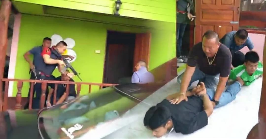 เปิดคลิป! ตำรวจบุกจับ 3 พ่อค้ายาบ้า หลบหนียิงต่อสู้การจับกุม สุดท้ายจนมุม