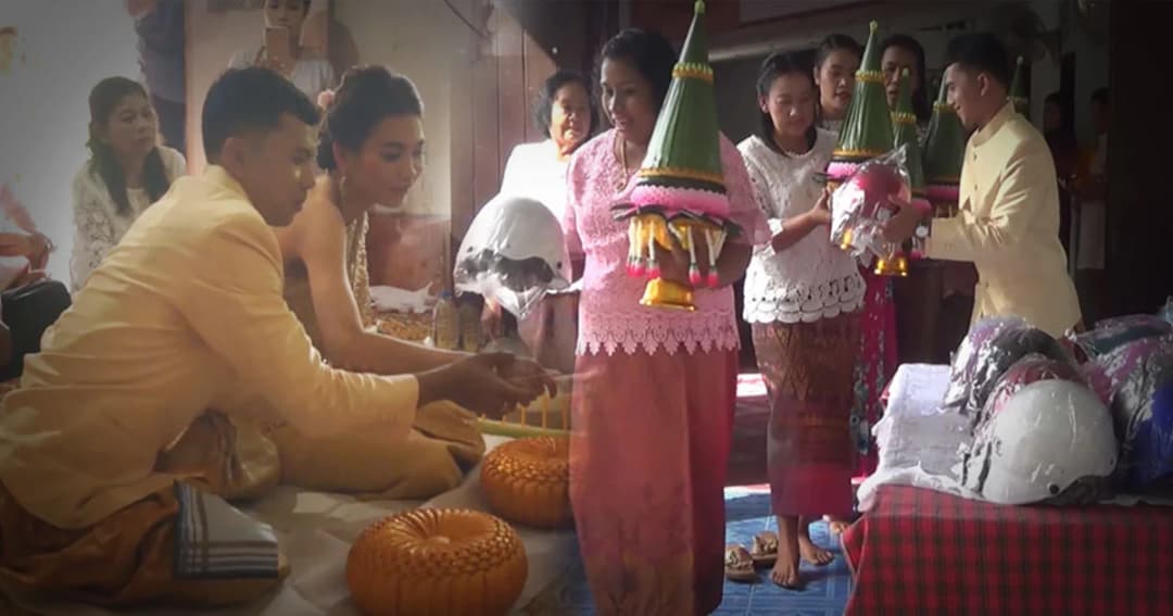 ฮือฮางานแต่งเมืองคอน ! เจ้าบ่าวแจก ‘หมวกกันน็อก’ เป็นของชำร่วย หวังลดอุบัติเหตุ