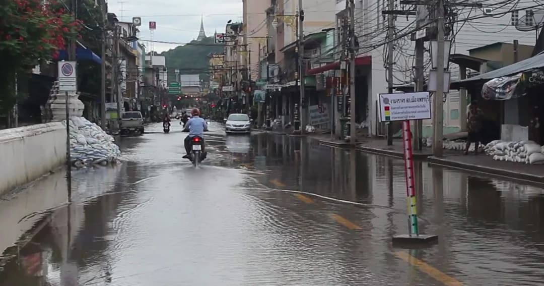 น้ำท่วมเมืองเพชรคลี่คลาย คาดเข้าสู่ภาวะปกติวันนี้