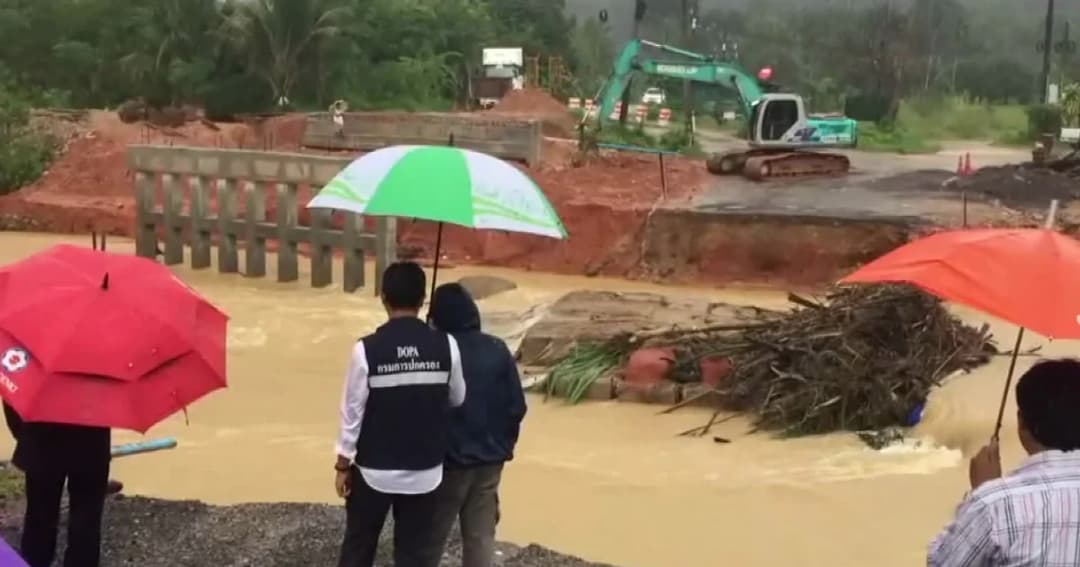 ผู้ว่าฯ พังงา สั่งเร่งซ่อมทางเบี่ยงถนน อ.ตะกั่วป่า หลังถูกน้ำป่าพัดขาด
