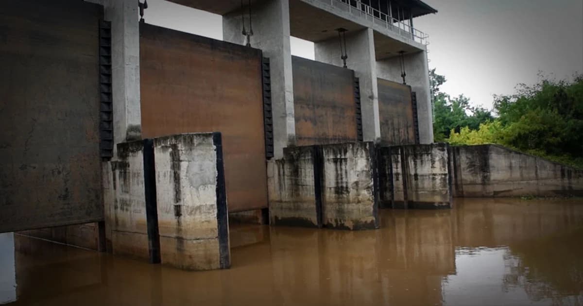 เปิดประตู 4 ช่อง เร่งระบายน้ำยมลงสู่แม่น้ำน่าน หลังมวลน้ำเพิ่มระดับสูงขึ้น