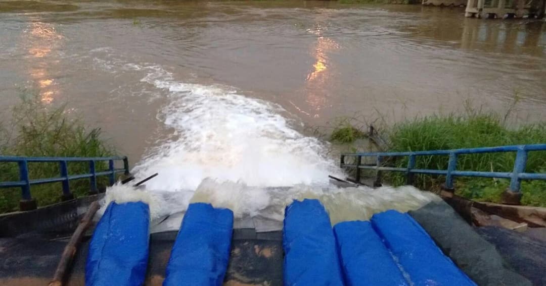 ปภ.เร่งสูบน้ำออกจากวัดใหญ่สุวรรณารามเพชรบุรี