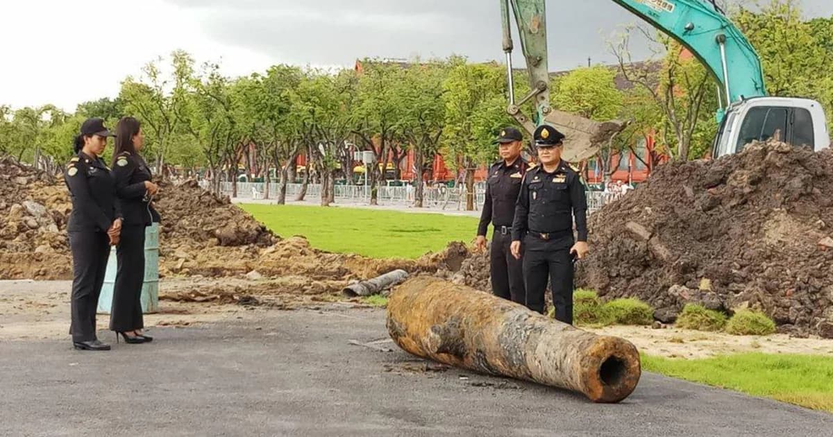 ขุดพบ ‘ปืนใหญ่’ สมัยรัชกาลที่ 2 กลางสนามหลวง เชื่อเป็นคลังอาวุธวังหน้า