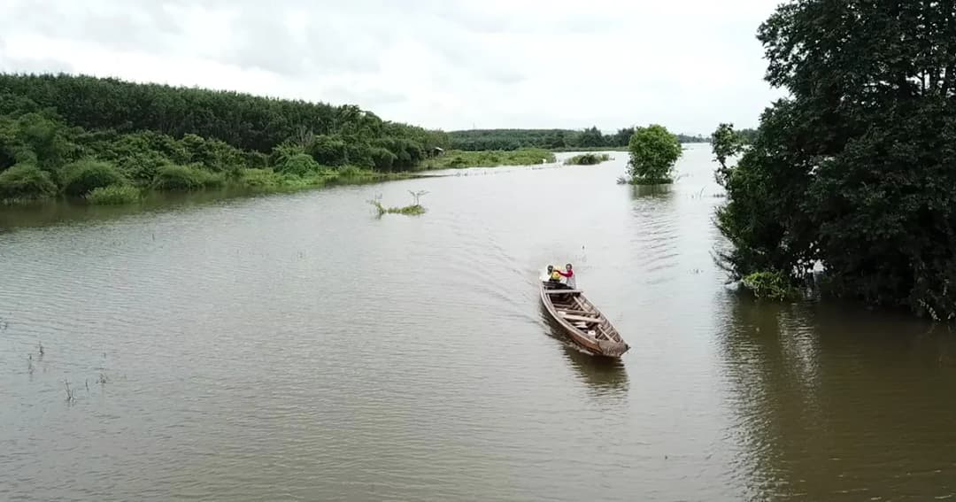 เขื่อนน้ำอูน ‘สกลนคร’ สูงต่อเนื่อง น้ำทะลักท่วมพื้นที่รอบเขื่อน