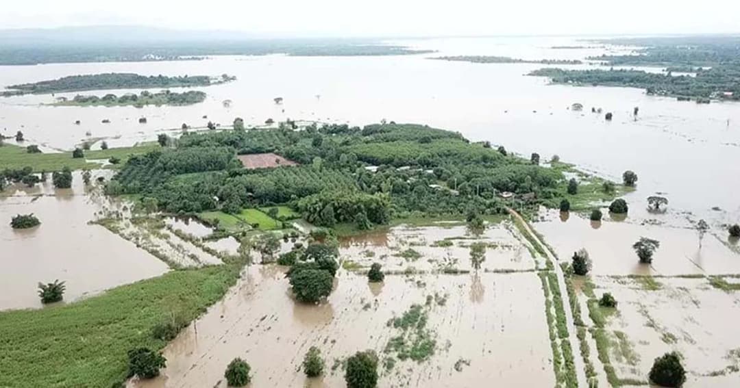 เขื่อนน้ำอูนล้นสปิลเวย์ ทะลักท่วมชุมชนท้ายเขื่อน สาหัส !