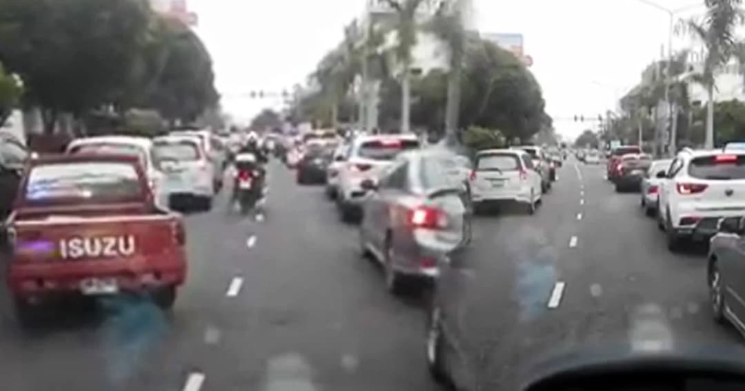 บิ๊กไบค์ใจหล่อ! ขี่รถเปิดทางให้กู้ภัย ส่งคนเจ็บฉุกเฉินส่งโรงพยาบาล