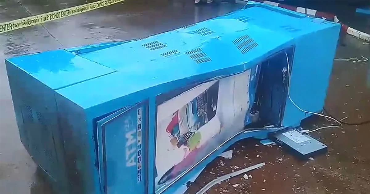 เลียนแบบหนัง ! 2 โจรขับรถใช้สลิงดึงตู้ ATM ในห้างดัง