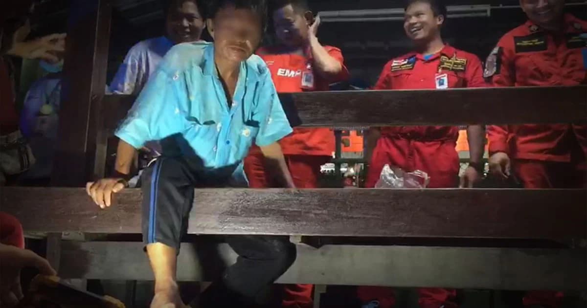 กู้ภัยเร่งช่วย ! ชายวัย 53 เมาไม่รู้เรื่อง ร้องโอดโอยขาติดร่องไม้ศาลารอรถ