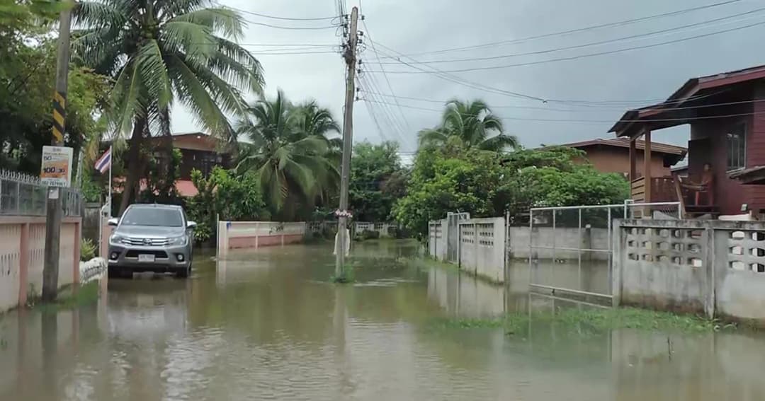 มวลน้ำจากห้วยน้ำช้างล้นสปิลเวย์ ไหลเข้าท่วม อ.เชียงของ