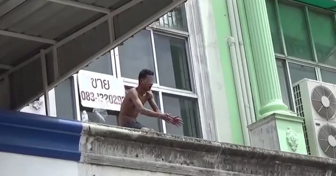 ชายไม่ทราบชื่อพยายามกระโดดตึกแถวหน้าเคหะบางบอน บางขุนเทียน