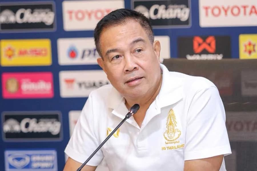 (มีคลิป) “เต็มที่แล้วมิก้า” สมยศเข้าไปให้กำลังใจนักเตะไทยถึงห้องพักนักกีฬา หลังแพ้จีน 1-2