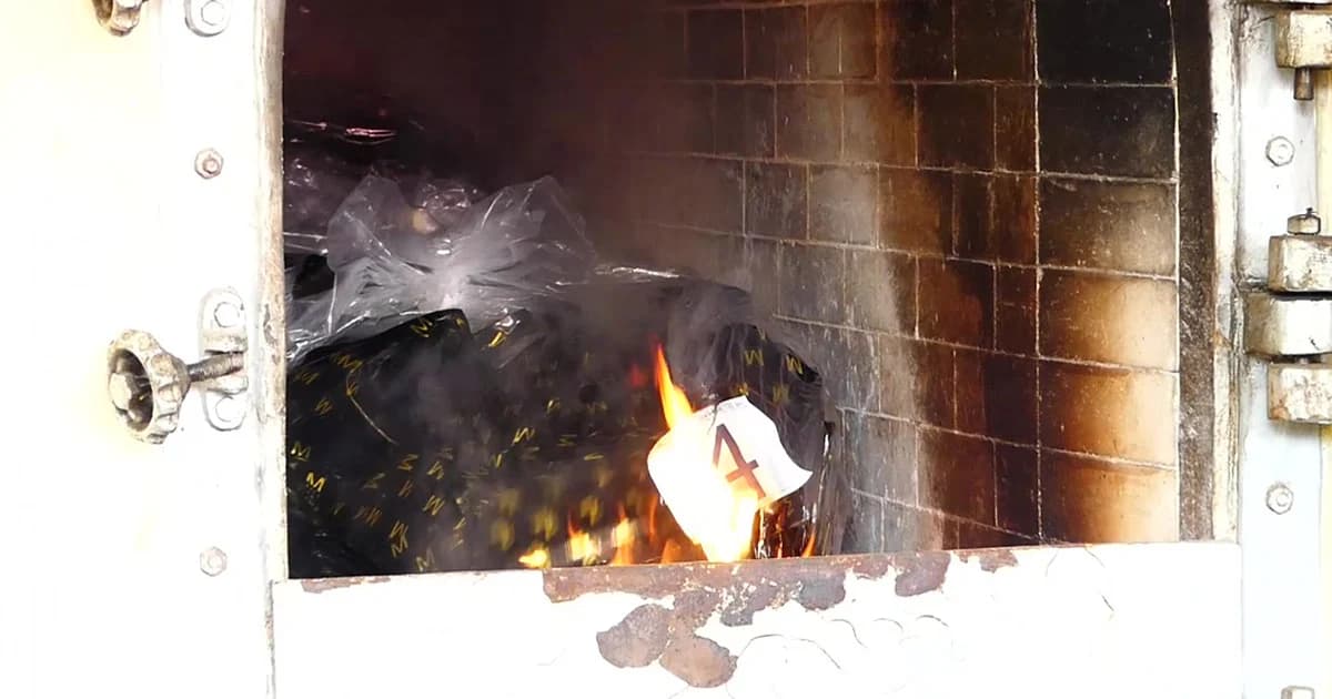 ผู้ว่าฯ สุโขทัยเผาทำลายยาลดความอ้วนเถื่อน มูลค่า 96 ล้านบาท