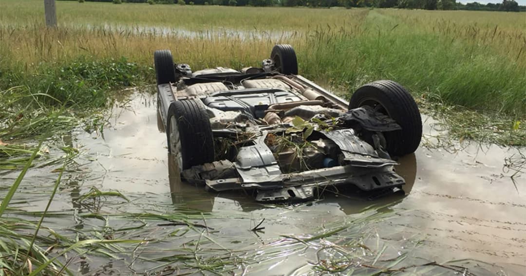 พยาบาลขับเก๋งฝ่าน้ำท่วม พลิกคว่ำลงทุ่งนาข้างทาง