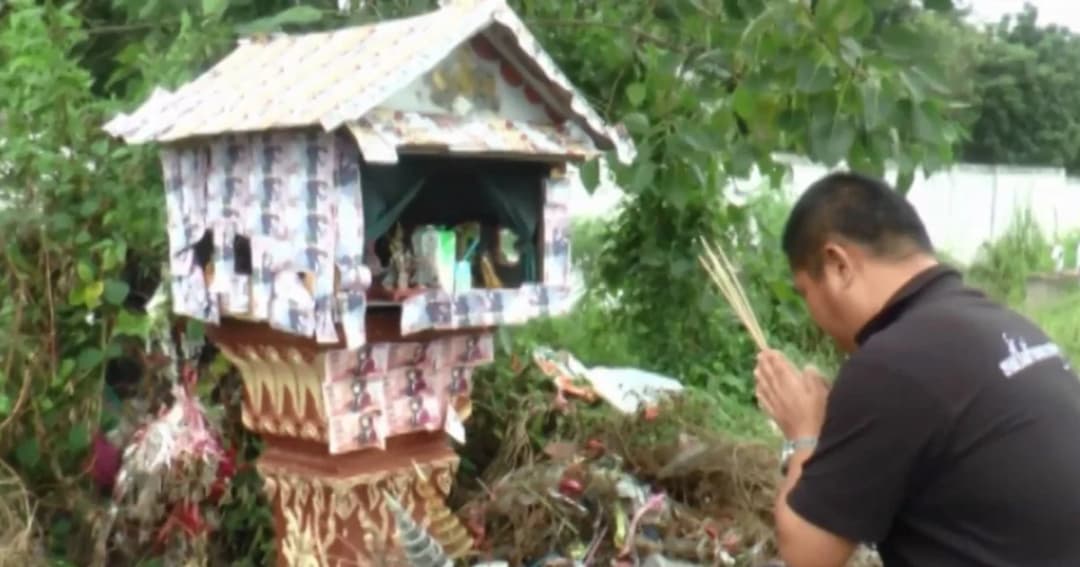 สุดแปลก! ระยอง ติดแบงก์กาโม่รอบศาลพระภูมิเก่าแก่ คาดนำมาแก้บน