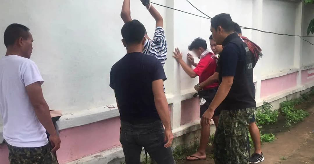 รวบคารั้ว! เด็ก ร.ร.ดังมหาสารคาม นัดส่งยาบ้ากลุ่มวัยรุ่นข้ามกำแพงโรงเรียน